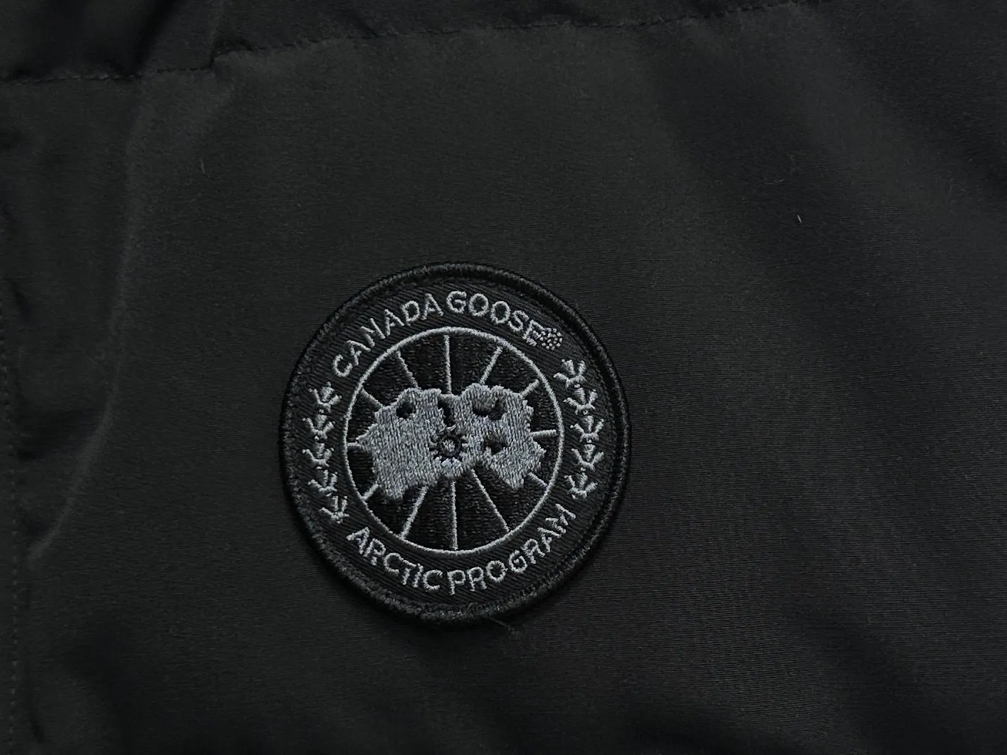 P360 [Canada Goose] Canada Goose black label #Freestyle Crew 4151mb men’s and women’s vest down ➖ Imported Behringer embroidery machine with customized 10,000-needle embroidery label! ➖ Imported 21-count polyester-cotton blended original fabric, using Feather-Light 10D waterproof coating fabric, made of 84.5% polyester fiber and 15.5% cotton, 100% the best feel in the entire network! ➖ The genuine official website uses the national standard 80 white duck down, and will never be misled by false claims such as 90 down or goose down! ➖ 100% nylon nylon lining with double double-layer sealing design to prevent velvet from running away. Top-grade polar fleece is used in the collar and pockets to keep warm and comfortable! ➖ Yoshida YKK provides original custom-made electroplated sliders. YKK two-way lockable zippers are tight and smooth and will not peel off paint! ➖ 3M composite original Velcro is durable, and all accessories and hardware are disassembled and customized! ⛔No slander, no exaggeration, no need for too much copywriting, because it is focused, it is professional!  SIZE: XS S M L XL XXL